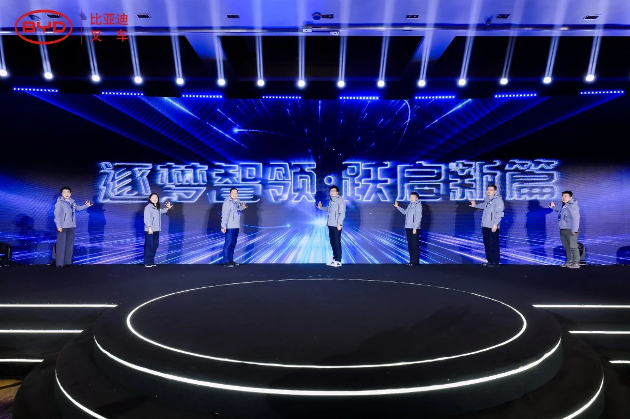 2024比亞迪叉車經(jīng)銷商大會圓滿落幕,世恒集團(tuán)榮獲多項(xiàng)殊榮! 2024比亞迪叉車經(jīng)銷商大會圓滿落幕,世恒集團(tuán)榮獲多項(xiàng)殊榮!
