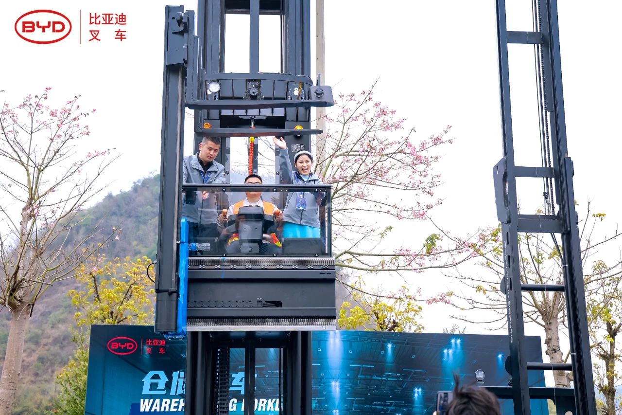 2024比亞迪叉車經(jīng)銷商大會圓滿落幕,世恒集團(tuán)榮獲多項(xiàng)殊榮! 2024比亞迪叉車經(jīng)銷商大會圓滿落幕,世恒集團(tuán)榮獲多項(xiàng)殊榮!