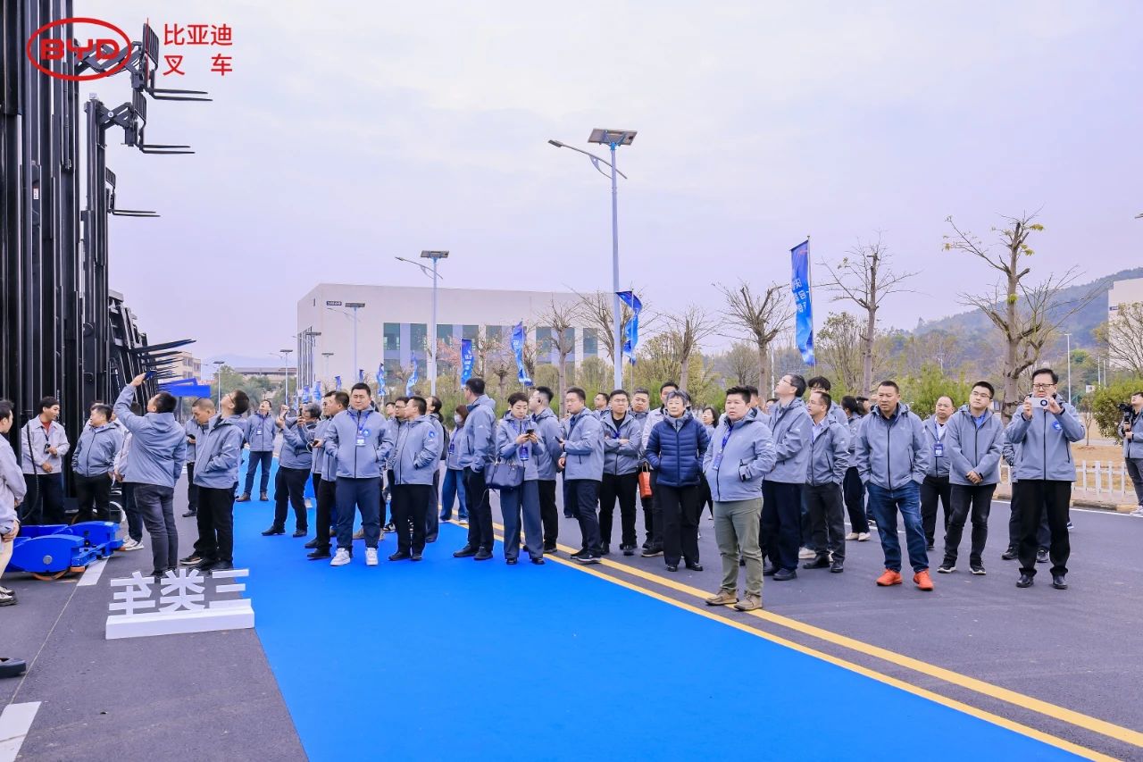 2024比亞迪叉車經(jīng)銷商大會圓滿落幕,世恒集團(tuán)榮獲多項(xiàng)殊榮! 2024比亞迪叉車經(jīng)銷商大會圓滿落幕,世恒集團(tuán)榮獲多項(xiàng)殊榮!